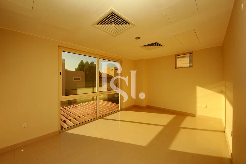 تصميم واسع | شاغر | غرفة خادمة63248736728963111