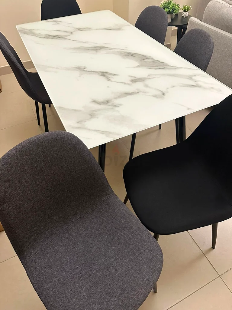 طاولة طعام ويلما بسعة 6 أشخاص مع سطح من الزجاج و6 كراسي (4 رمادية و2 سوداء)63218317613569113
