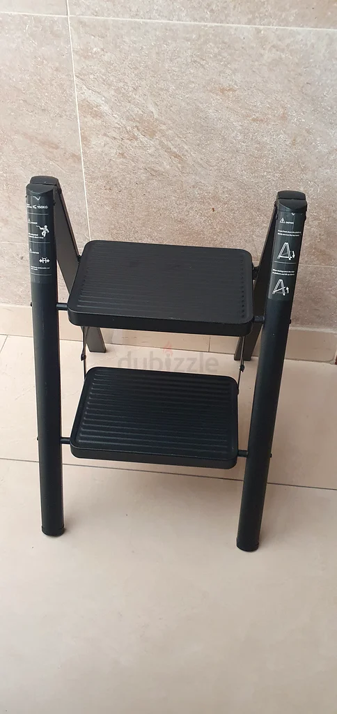 كرسي أسود قابل للطي وأنيق للبيع63218318221314111