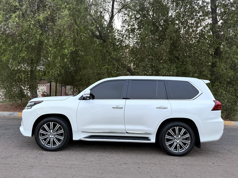 Lexus LX570, Gulf model 2016, original paint and in full agency condition.63136483071875112