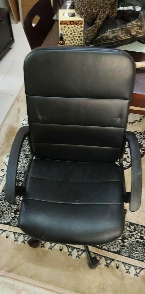 Very profitable lightly used office leather chair, like new63217326770434116