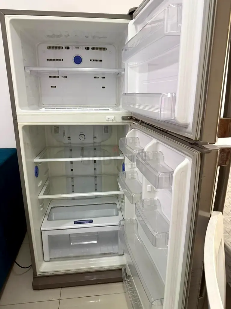 Refrigerator.-- SAMSUNG63247248510466112