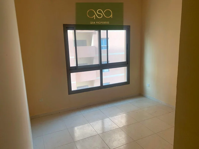 شقة واسعة مكونة من غرفتي نوم وصالة معيشة مع موقف سيارات مغطى، متاحة للبيع63170847294851112