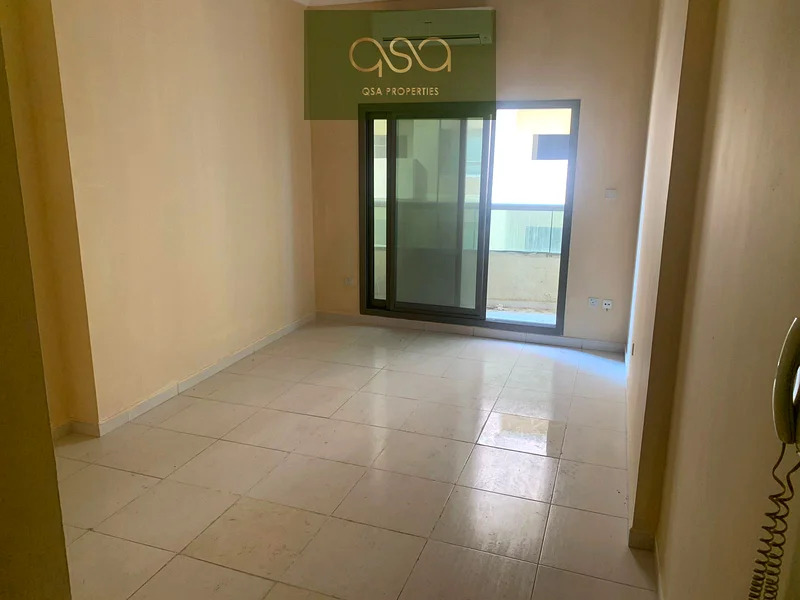 شقة واسعة مكونة من غرفتي نوم وصالة معيشة مع موقف سيارات مغطى، متاحة للبيع63170847294851114
