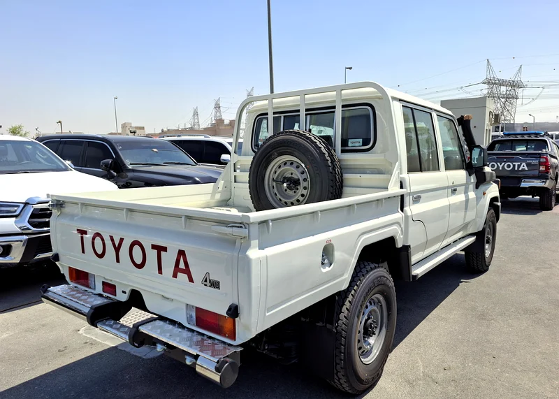 Toyota LC Pickup 4WD 2.8L 2025 MT DC White Diesel (Export Only)63147687142273111