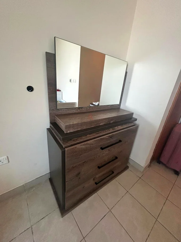 Stylish Wooden Dresser with Mirror - Perfect for Your Bedroom!63220327618690114