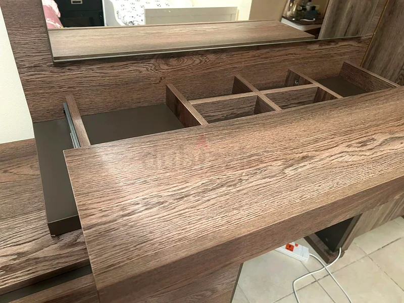 Stylish Wooden Dresser with Mirror - Perfect for Your Bedroom!63220327618690112