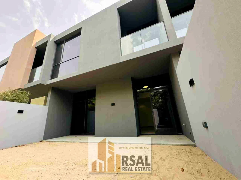 🏡 فيلا تاون هاوس فسيحة مكونة من 4 غرف نوم للإيجار في مسار روبينيا، الشارقة | 144,999 درهم/سنة 🌟63298075380482111