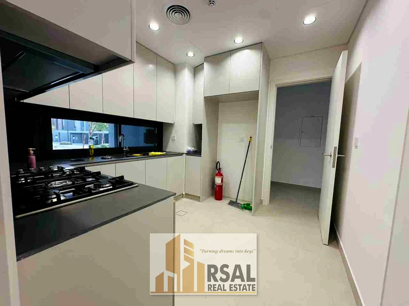 🏡 فيلا تاون هاوس فسيحة مكونة من 4 غرف نوم للإيجار في مسار روبينيا، الشارقة | 144,999 درهم/سنة 🌟63298075380482113