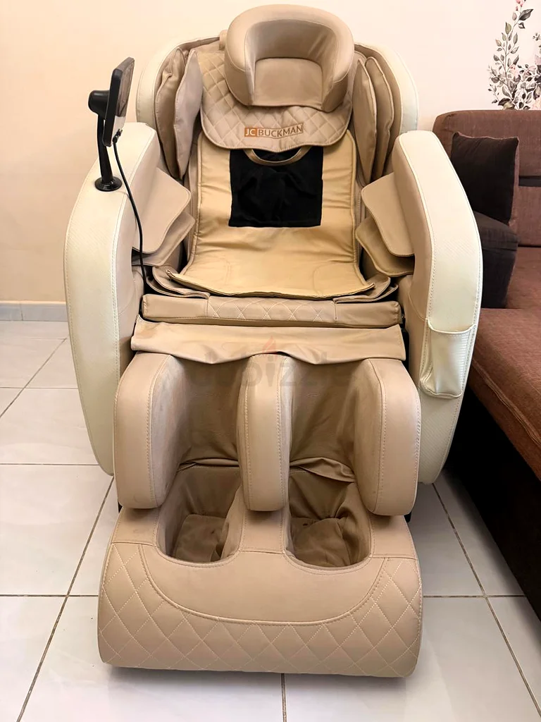 Luxurious JC Buckman Massage Chair for Ultimate Relaxation!63262389136387111