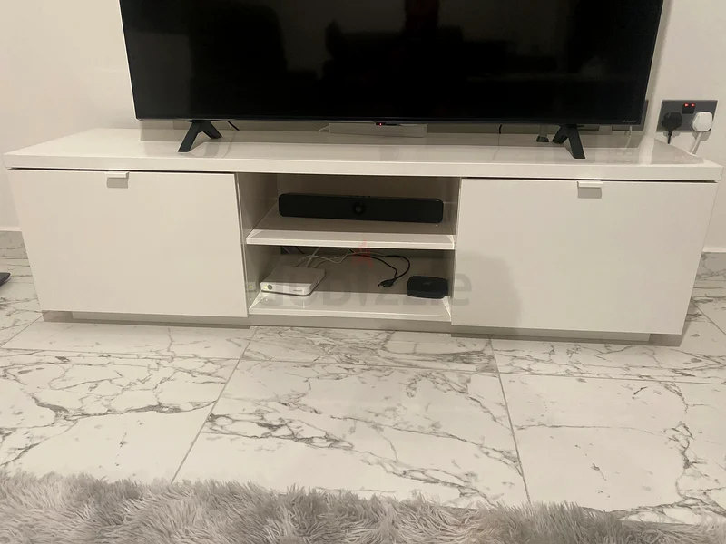 وحدة تلفاز بيضاء عصرية وأنيقة للبيع!632173298844191114