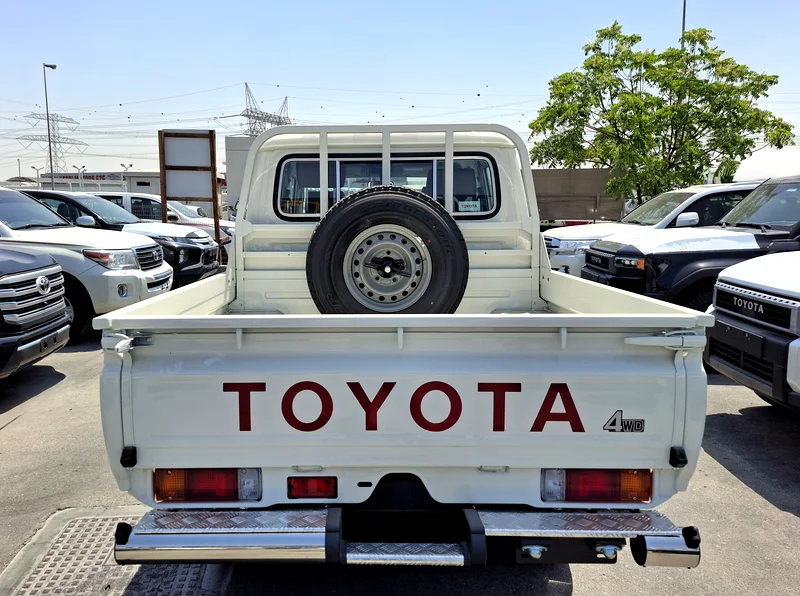 Toyota LC Pickup 4WD 2.8L 2025 MT DC White Diesel (Export Only)63147687142273113