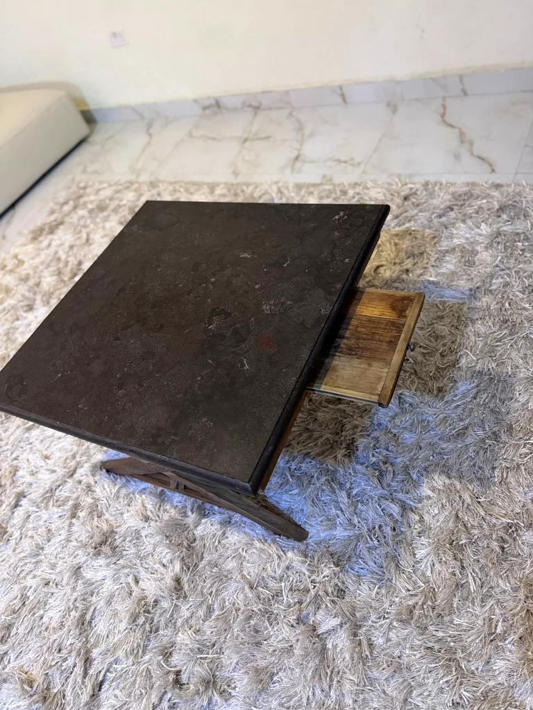 طاولة قهوة رخامية علوية من تيموثي أولتون في منزل مارينا63179863416322112
