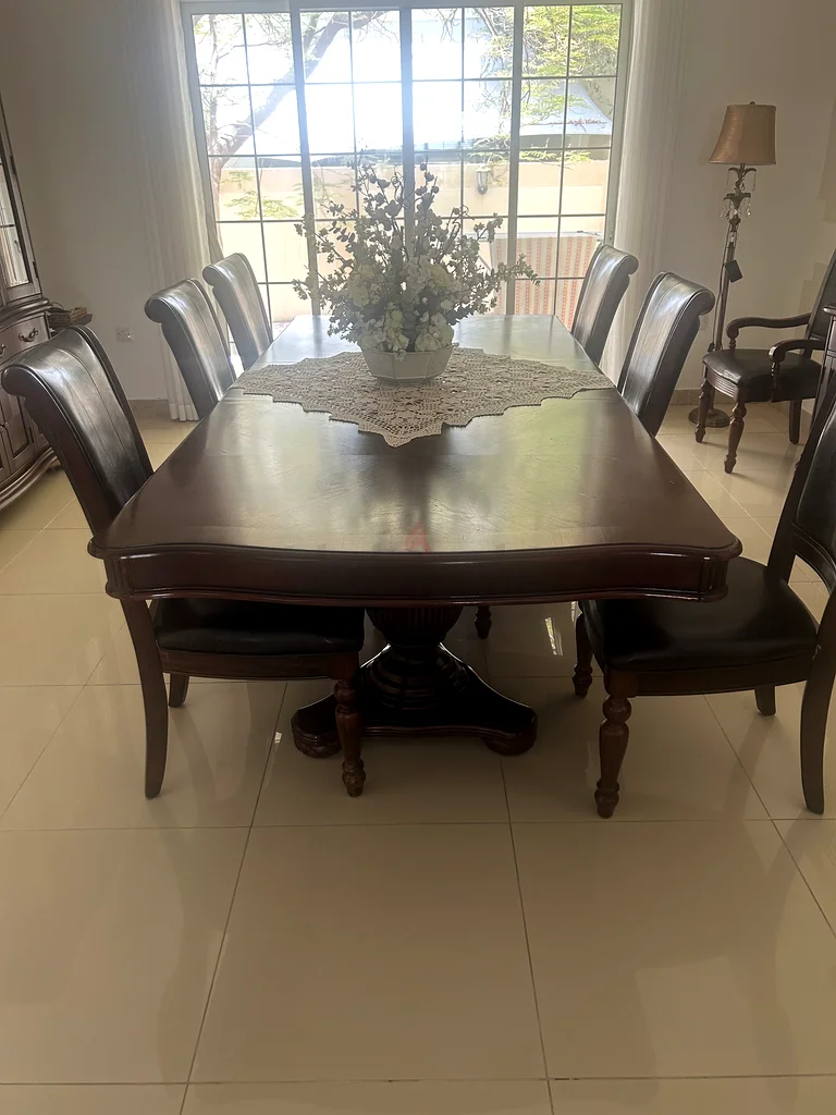 طقم طعام خشبي أنيق مع كرسيين جلديين بذراعين و6 كراسي جلدية63218813692801114