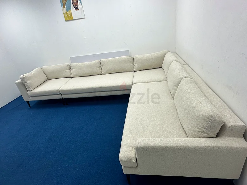 بجودة تشبه الجديدة، أريكة على شكل حرف L من ويست الم63179394019714111