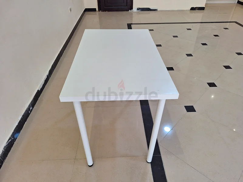 طاولة بيضاء عصرية أنيقة للبيع!632163512966431129