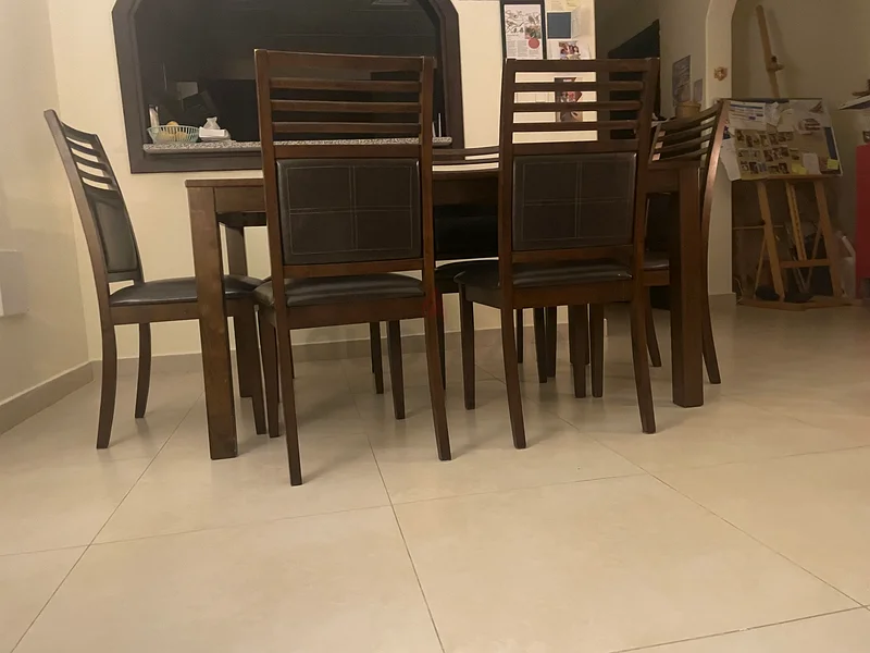 طاولة طعام خشبية أنيقة مع مجموعة من 6 كراسي63218813678595114