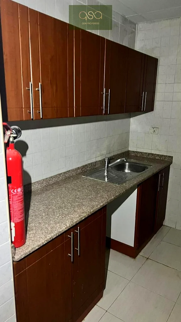شقة بغرفة نوم واحدة غير مؤثثة مع موقف سيارات متوفرة في B6 للبيع63170847301634111