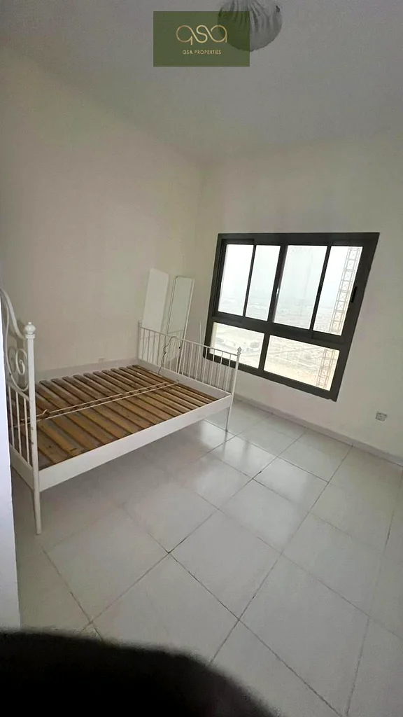 شقة بغرفة نوم واحدة غير مؤثثة مع موقف سيارات متوفرة في B6 للبيع63170847301634114