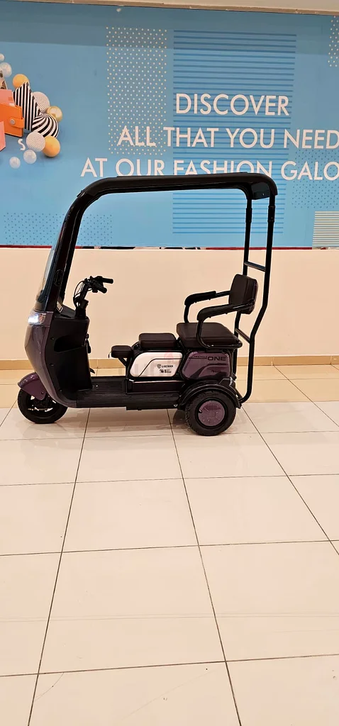 سكوتر كهربائي لثلاثة ركاب مع سقف63169936967299112