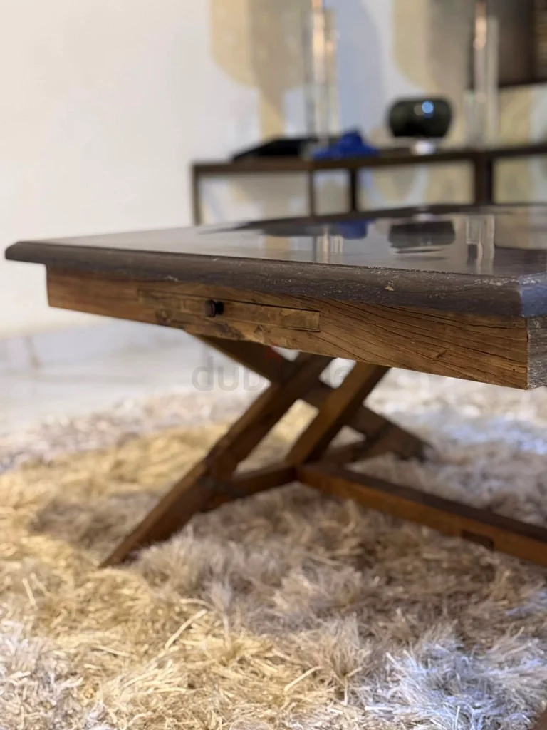 طاولة قهوة رخامية علوية من تيموثي أولتون في منزل مارينا63179863416322114