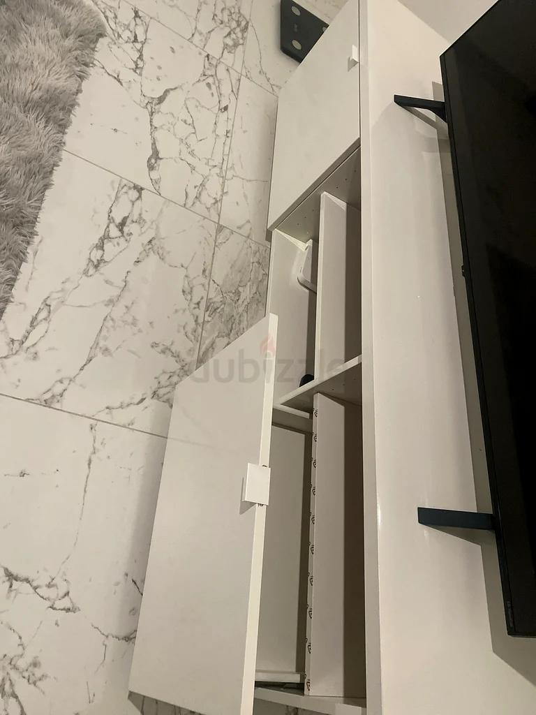 وحدة تلفاز بيضاء عصرية وأنيقة للبيع!63217329884419112