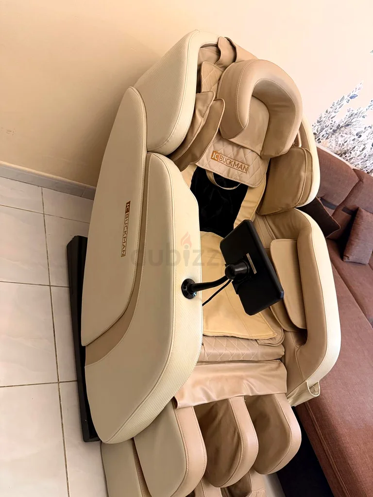 Luxurious JC Buckman Massage Chair for Ultimate Relaxation!63262389136387112