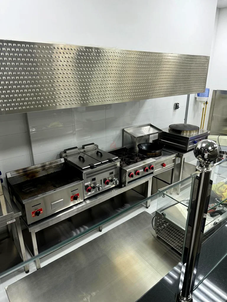 Restaurant and mobile food truck project ready for sale – Abu Dhabi – complete equipment and two licenses63258655676290111