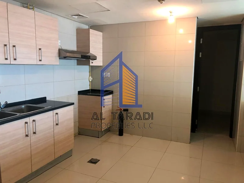 شقة مذهلة وواسعة مكونة من 3 غرف نوم مع غرفة خادمة واحدة | عرض حصري63846558894594114