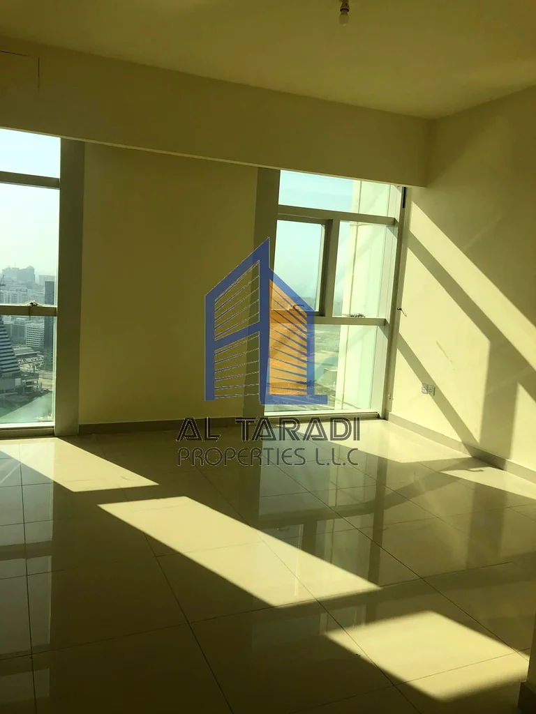 شقة مذهلة وواسعة مكونة من 3 غرف نوم مع غرفة خادمة واحدة | عرض حصري63846558894594111