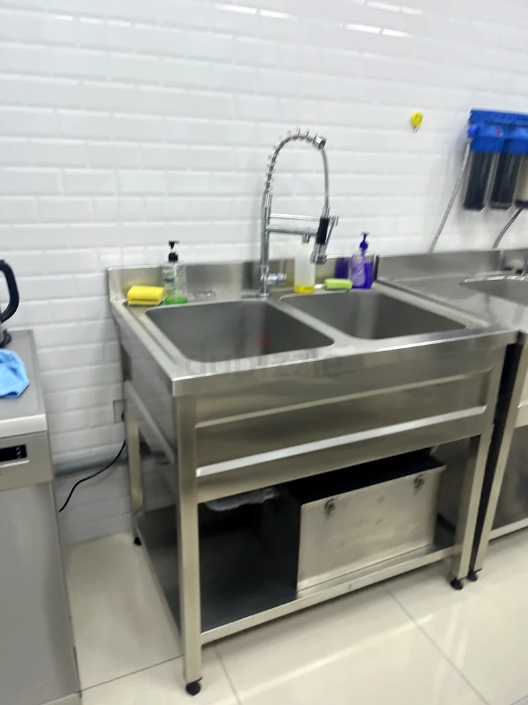 Commercial kitchen dounle sinks and 3 work stations63258140726657111
