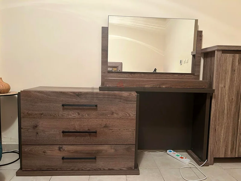 Stylish Wooden Dresser with Mirror - Perfect for Your Bedroom!63220327618690113