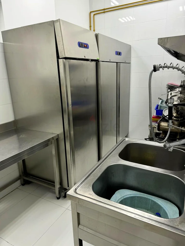 Restaurant and mobile food truck project ready for sale – Abu Dhabi – complete equipment and two licenses63258655676290112