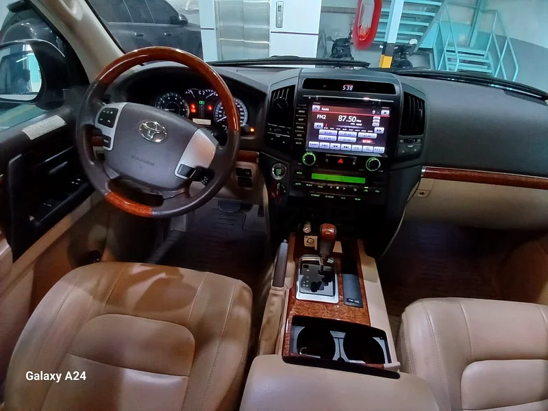 TOYOYA LAND CRUISER 2014 MODEL, LADY DRIVEN, IN GOOD CONDITION ONLY 138,000 KM DRIVEN FOR SALE63138718745858112