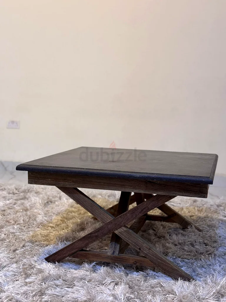 طاولة قهوة رخامية علوية من تيموثي أولتون في منزل مارينا63179863416322113