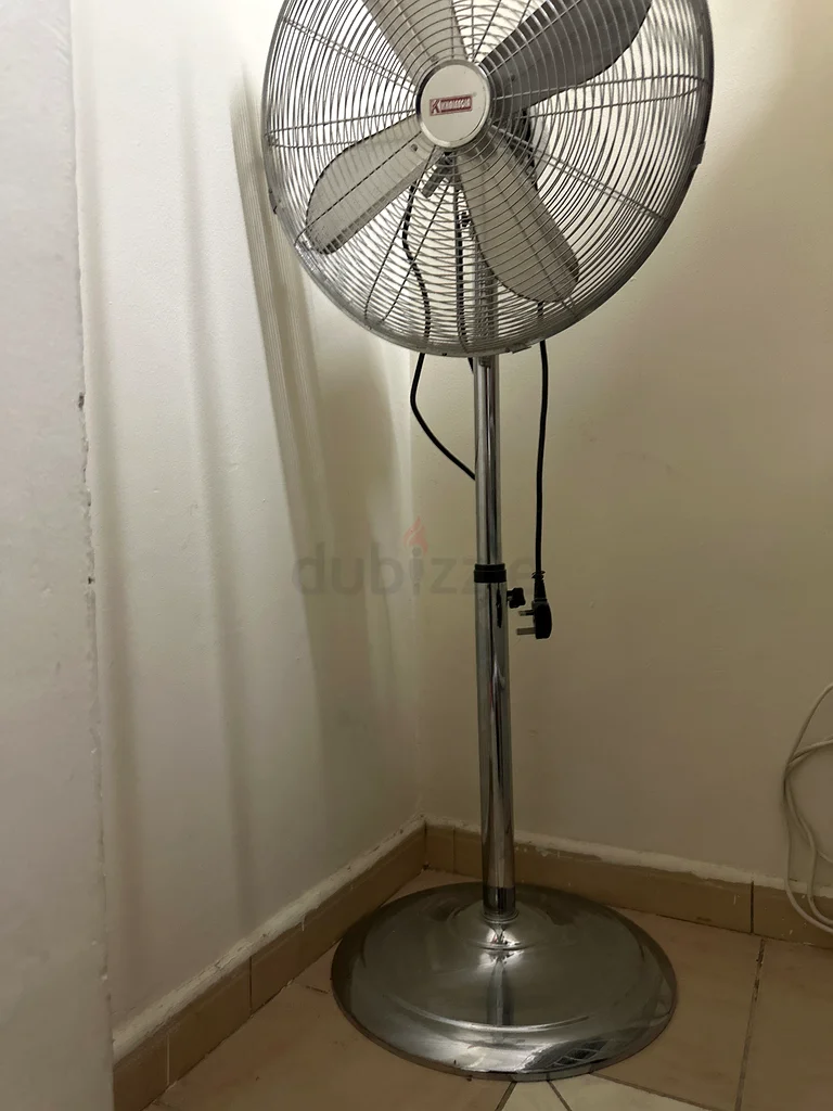 امرح في الحرارة مع مروحة قوية قائمة!63188646427778111