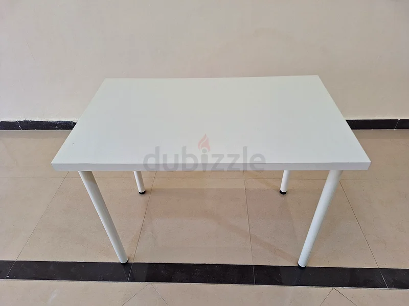 طاولة عصرية بيضاء أنيقة للبيع!63185230836993112