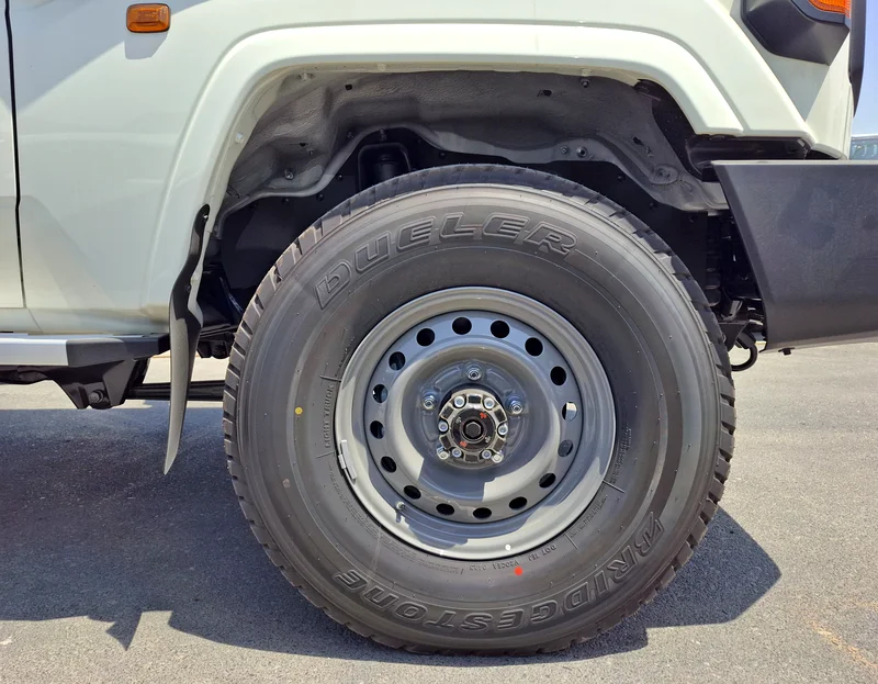 Toyota LC Pickup 4WD 2.8L 2025 MT DC White Diesel (Export Only)63147687142273114