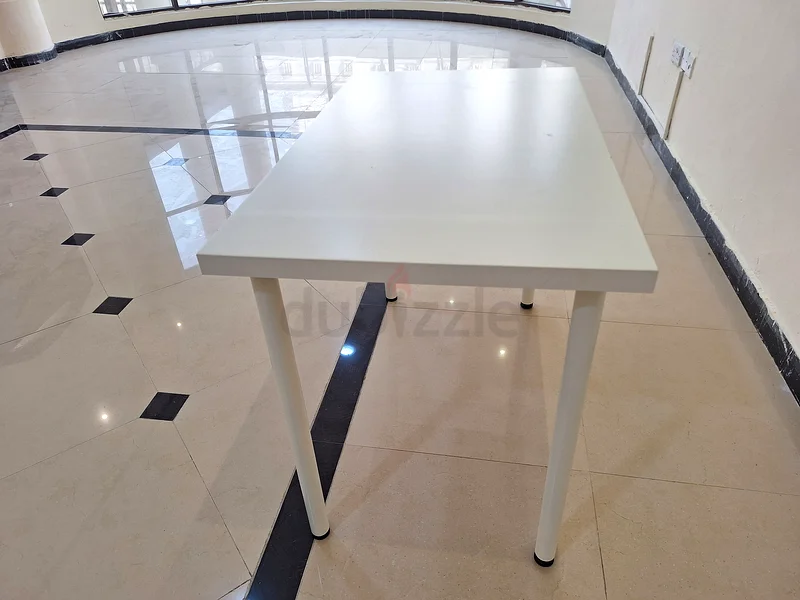 طاولة عصرية بيضاء أنيقة للبيع!63185230836993111