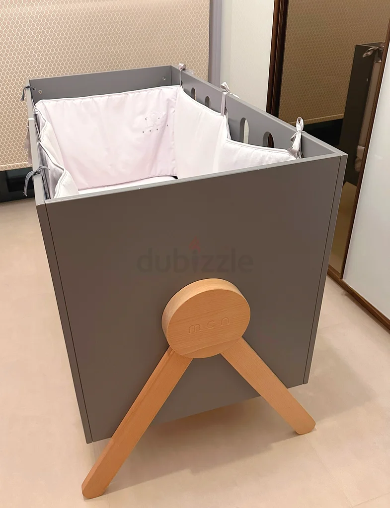 سرير أطفال أنيق وعصري معروض للبيع!63230707790083113