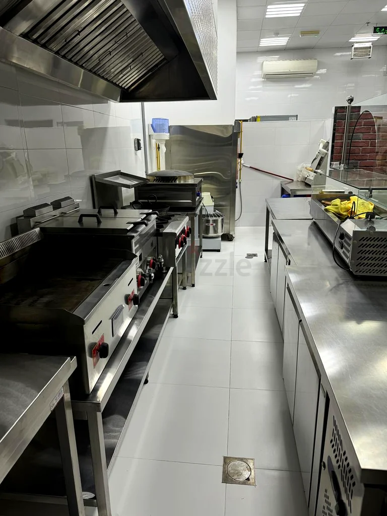 Restaurant and mobile food truck project ready for sale – Abu Dhabi – complete equipment and two licenses63258655676290114