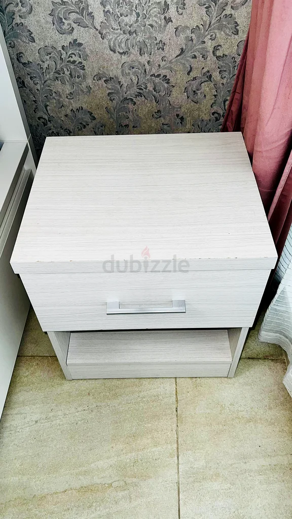 قطعتان من طاولة السرير الأنيسة البيضاء مع درج ورف مفتوح لغرفة نومك63218812800385112