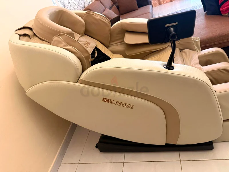 Luxurious JC Buckman Massage Chair for Ultimate Relaxation!63262389136387113