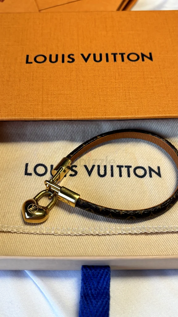 Louis Vuitton crazy in lock bracelet63241131388034110