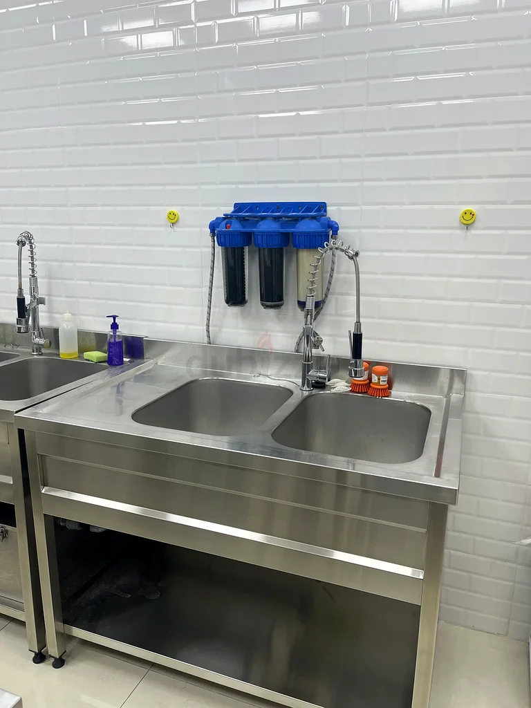 Commercial kitchen dounle sinks and 3 work stations632581407266571128