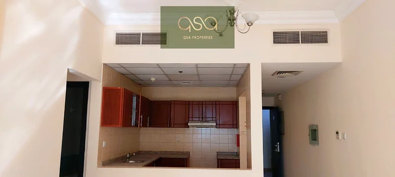 شقة واسعة مكونة من غرفتي نوم للبيع بسعر معقول قرب دبي63170847314049114