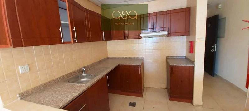 شقة واسعة مكونة من غرفتي نوم للبيع بسعر معقول قرب دبي63170847314049113
