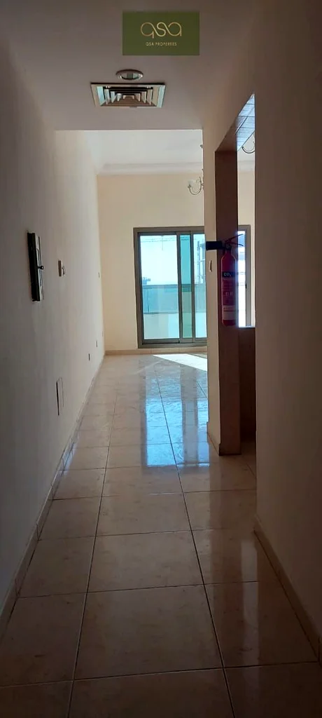 شقة واسعة مكونة من غرفتي نوم للبيع بسعر معقول قرب دبي63170847314049111