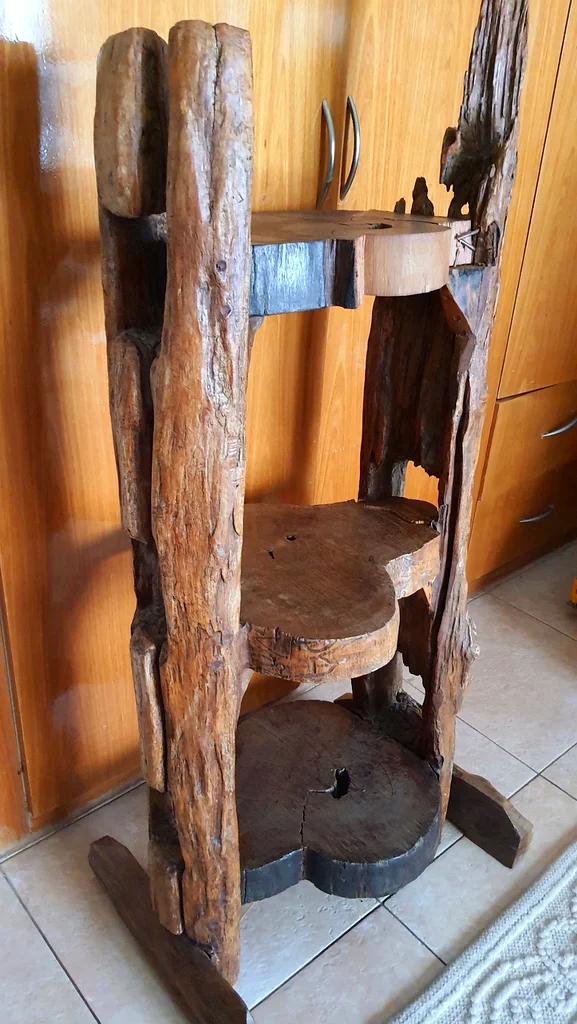 حامل عرض خشبي فريد مصنوع يدويًا وغير معدل مع حامل شمعة/مصباح زيت قابل للإزالة. عمل فني لا يُقدّر بثمن63222337347713114