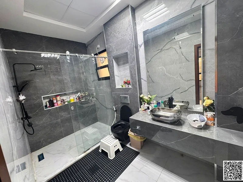 For sale in Al Yasmeen, a 5-room villa, a prime location. The price includes water, electricity and air conditioning.63251874772865114